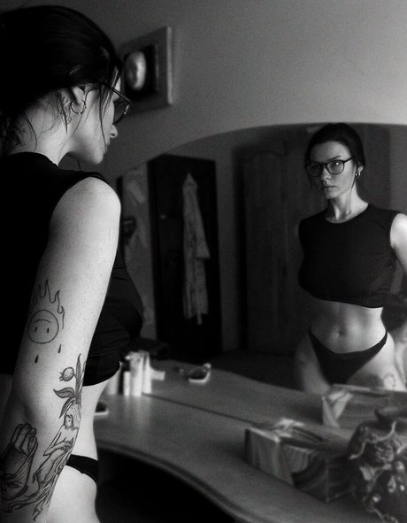 éjacule dans la bouche onlyfans art photo