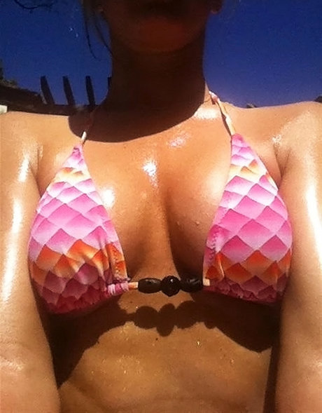 blonde aux gros seins onlyfans haut por des photos