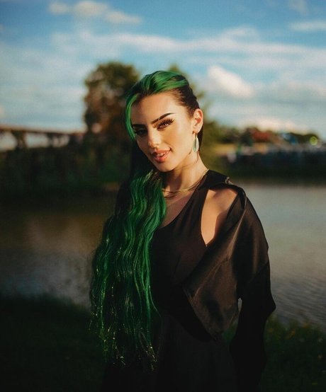 Dilaraa étoile de l'art photos