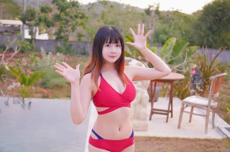 pom-pom girl asiatique onlyfans haut de gamme photos