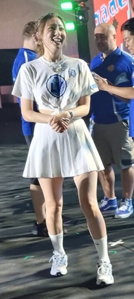 Fuslie actrice pornographique images