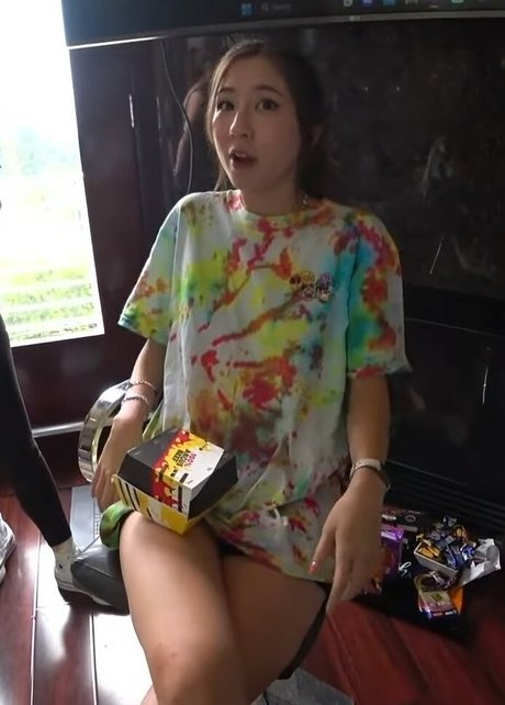 Fuslie actrice adulte photos