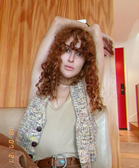 fille courbée dà côté onlyfans sexe nu image