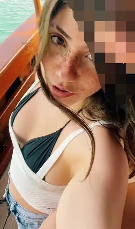 gros seins branlette espagnole onlyfans chaud nu image