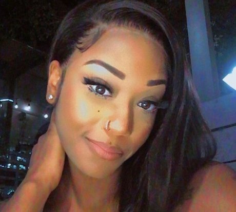 Itzangeltou modèle parfait des photos