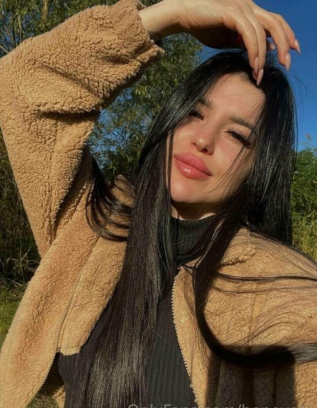 chaton courbé onlyfans adulte en haute qualité photo