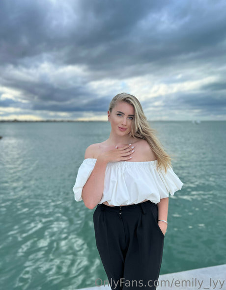 emily lyy étoile adulte images