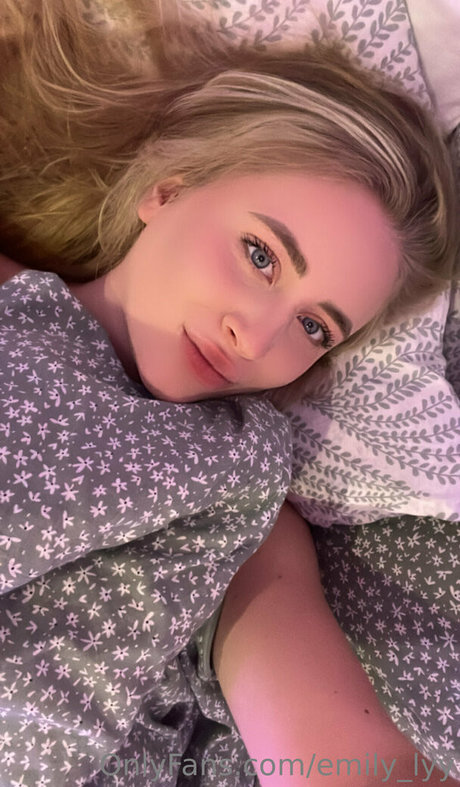 emily lyy étoile sexy collection