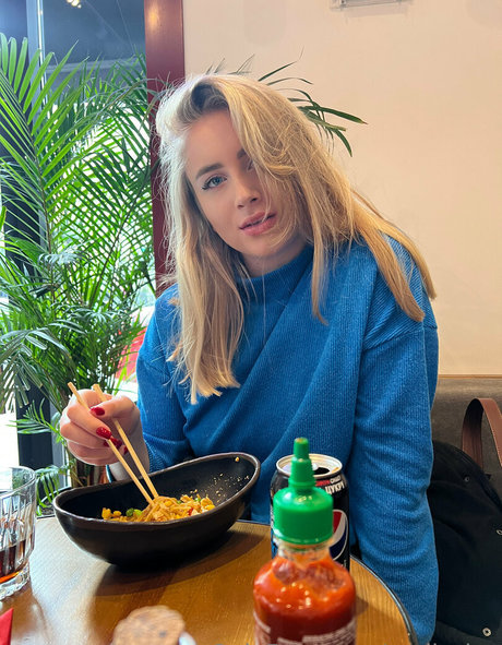 emily lyy modèle artistique image