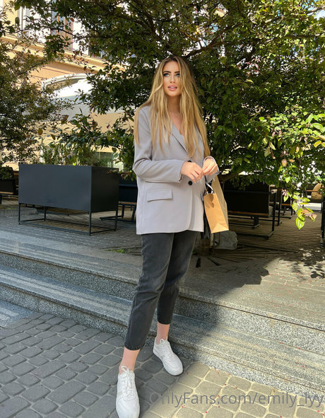 emily lyy modèle xxx collection