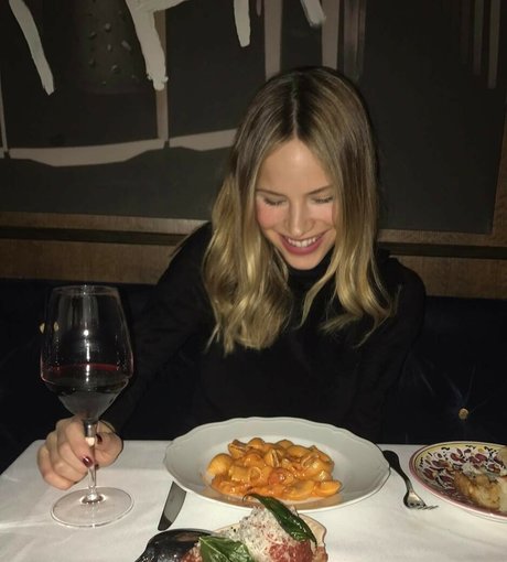 Halston Sage star du porno hd photos