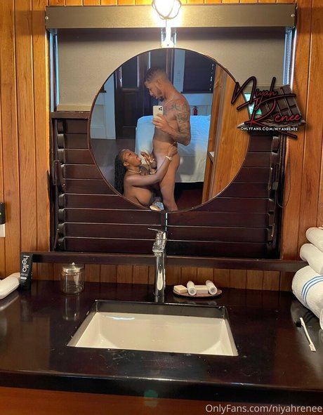 niyahrenee modèle sympa photos