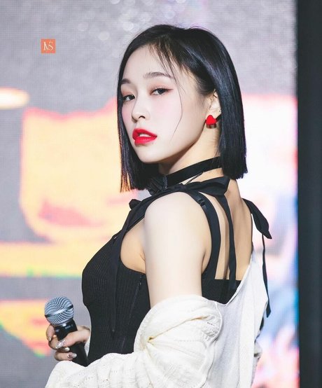 pantalons de yoga onlyfans nu sexy img