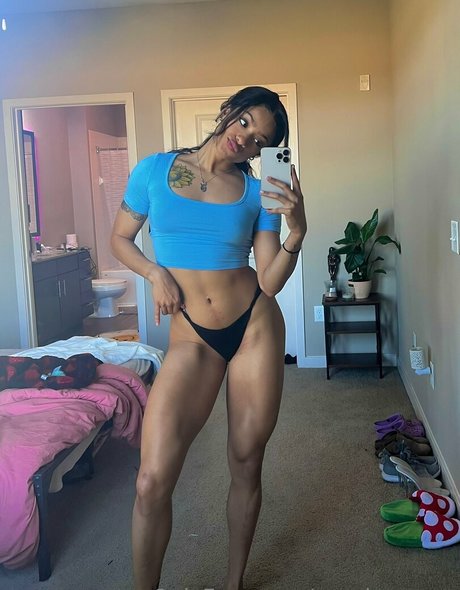 Cocoboncoco modèle nu des photos