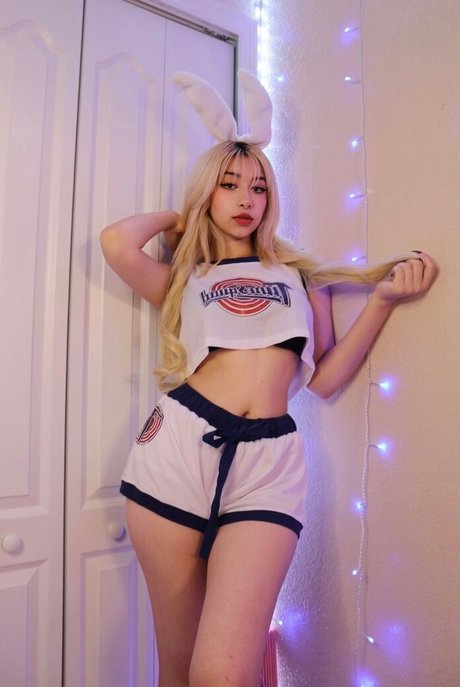 Rina Magi modèle joli galeries