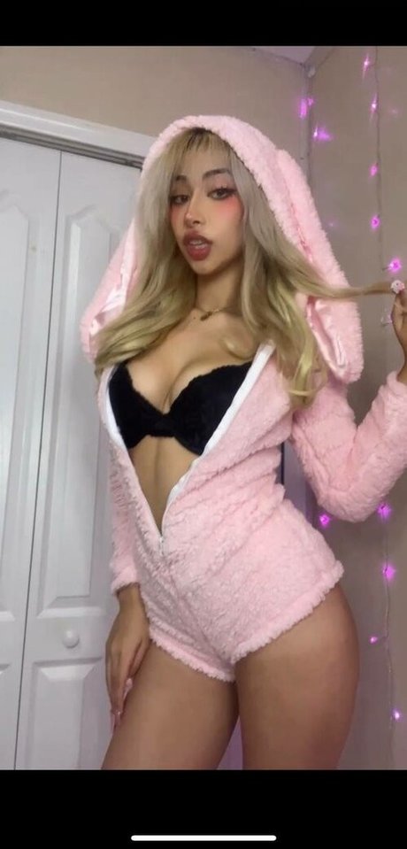 Rina Magi star du porno belle archive