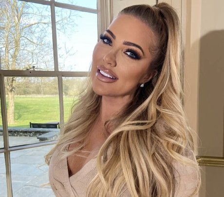 gros seins branlette espagnole onlyfans haute qualité images