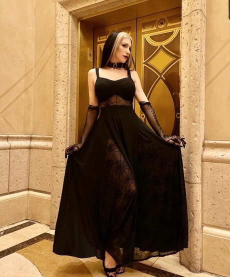 Laura Amuyus modèle nu galeries