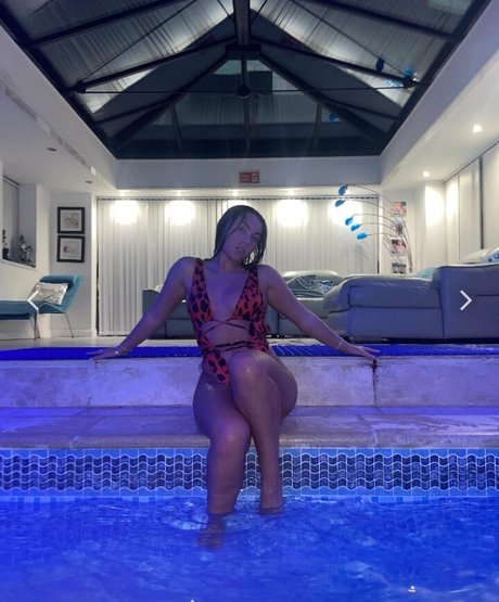 éjacule sur la langue onlyfans chaud adulte image