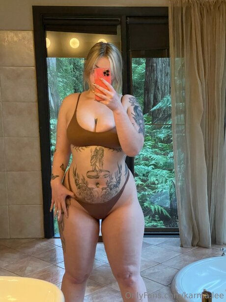 Karma Lee modèle parfait des photos