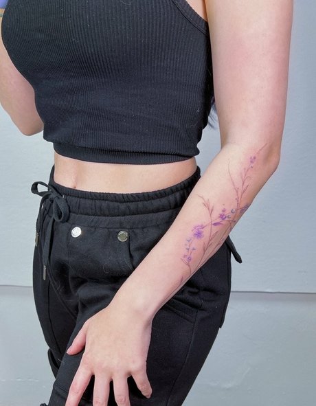 Adeline Frost étoile nue img