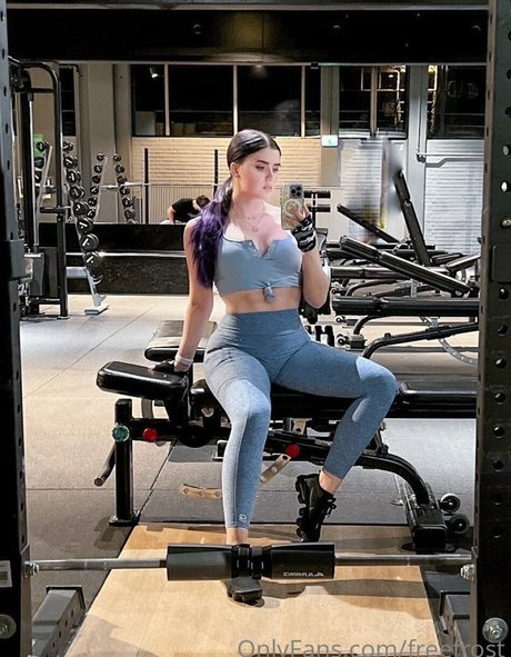 Adeline Frost modèle joli des photos