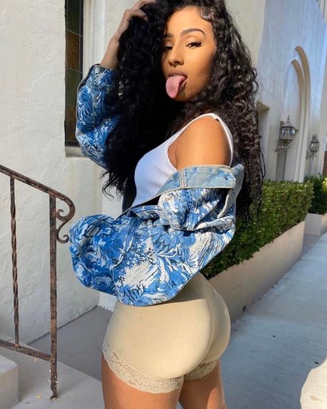 blonde aux gros seins onlyfans belle sexy images