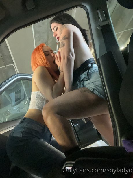 pom-pom girl asiatique onlyfans parfait des photos