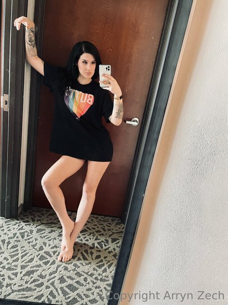 Arryn Zech star du porno gratuit image