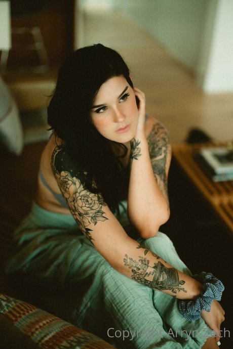 Arryn Zech actrice nue photo