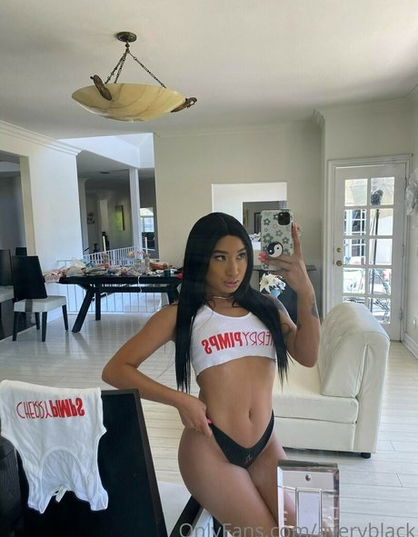 Avery black modèle xxx galerie