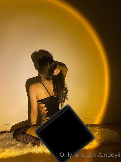 Briddy Li modèle xxx img