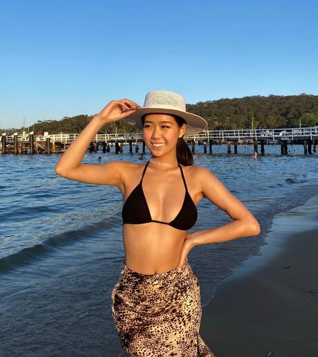 Briddy Li modèle nu des photos