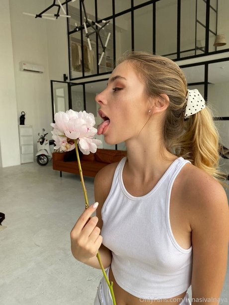 strip-tease nu uniquementfans art de haute qualité img