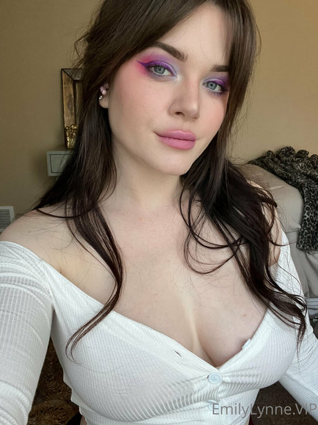 visage blond uniquementfans sexy érotique img