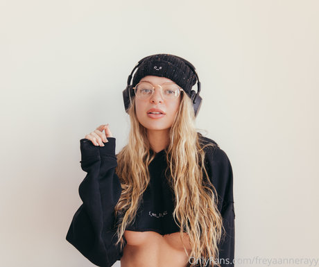 Rachel Anne Rayy haut étoile galerie