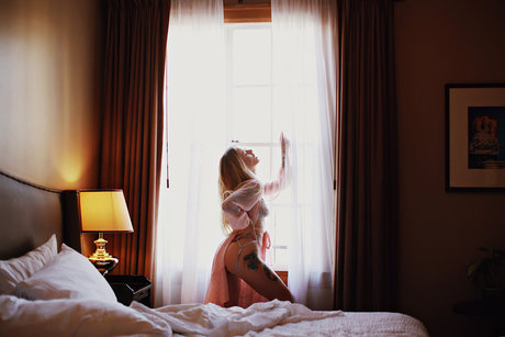 fille courbée dà côté onlyfans nus parfaits des photos