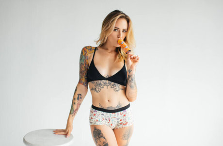 fille courbée dà côté onlyfans art meilleur collection