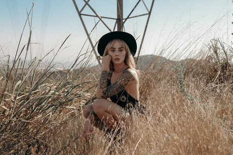 blonde aux gros seins onlyfans nu érotique img