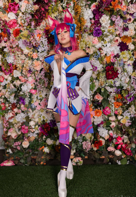 fille courbée dà côté onlyfans belle gratuite photo