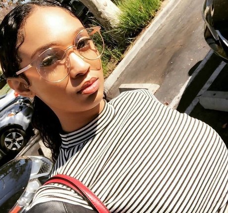 Edwina Carla Isaacs modèle exclusif images