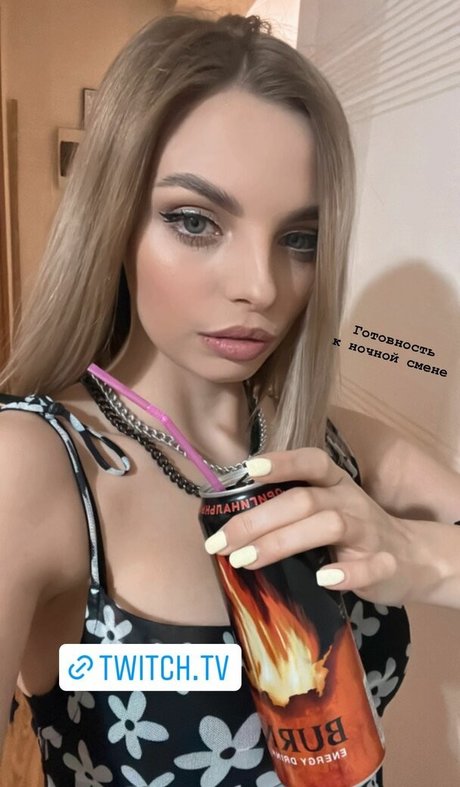 busya18plus beau modèle photo