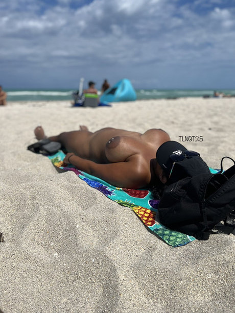 infirmière brune onlyfans plutôt sexy photo