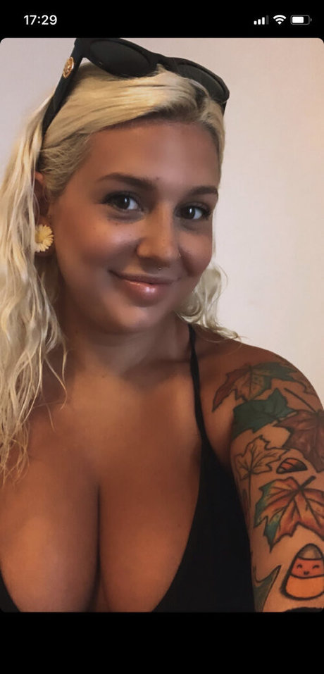 milf aux cheveux noirs onlyfans belle haute qualité galeries