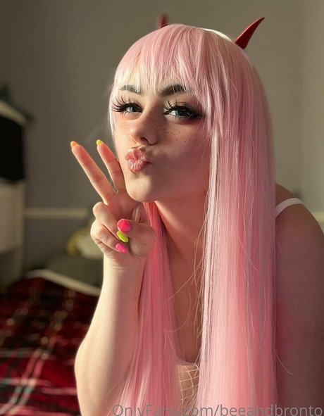 fille courbée dà côté onlyfans nu érotique image