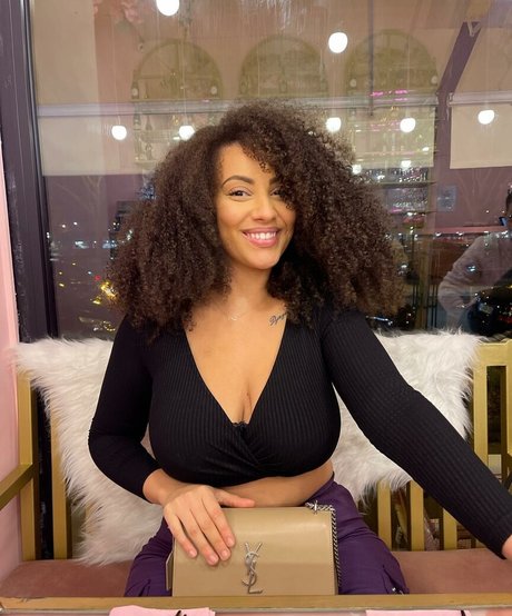 Ines Curly Profilfoto