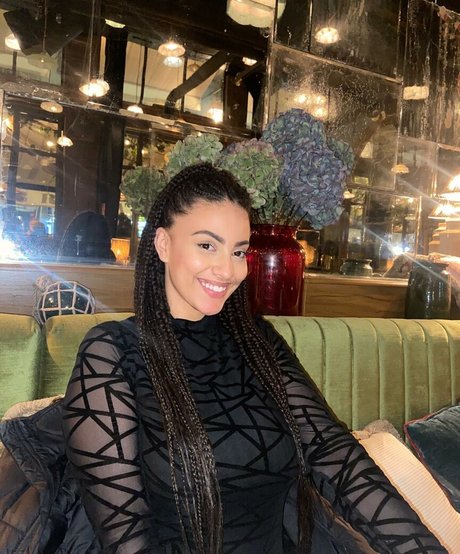 Ines Curly jolie star du porno photos