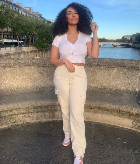 Ines Curly étoile parfaite des photos