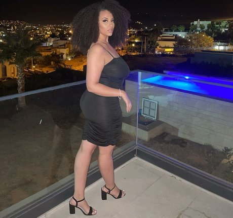 Ines Curly modèle chaud img