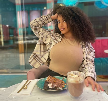 Ines Curly modèle adulte images